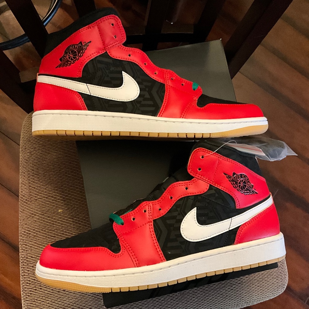 NIKE - AIR JORDAN 1 MID SE - CHRISTMAS - MENS 10.5